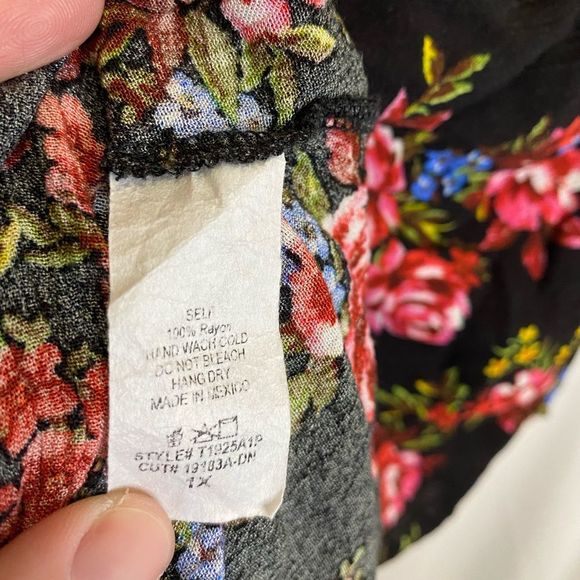 White Birch beautiful black floral blouse, v-neck cinched at waist, size 1x - Picture 7 of 8